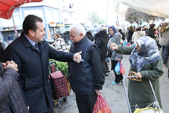 Başkan Balcıoğlu Pazartesi Pazarında esnaf ve vatandaşlarla buluştu