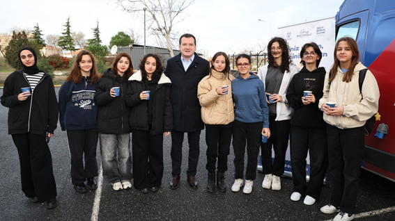 Silivri Belediyesi’nden Atatürk Lisesi öğrencilerine sıcak çorba ikramı