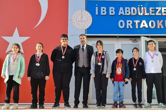 İBB Abdülezel Paşa Ortaokulu’nda başarılı öğrencilere ödül