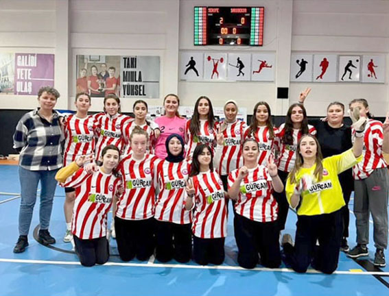 Silivri Şerife Baldöktü Lisesi Kız Futsal Takımı İlçe Birincisi oldu