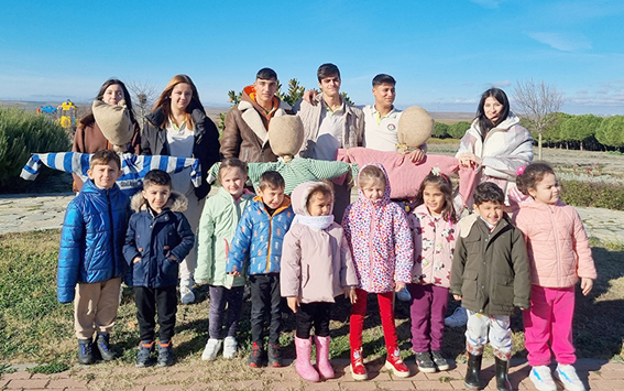 Silivri Çeltikli miniklerle Korkuluk yapım etkinliği