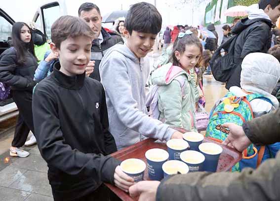 Silivri İBB Abdülezel Paşa Ortaokulu öğrencilerine sıcak çorba ikramı