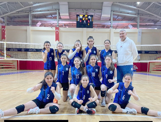 Silivri Çağrıbey Ortaokulu Voleybol Takımı Çeyrek Finale galibiyetle başladı