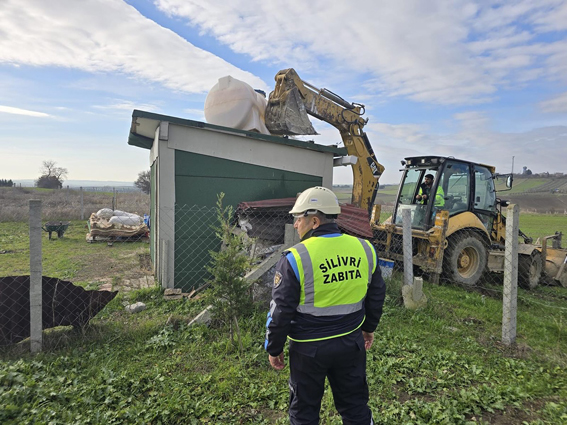 Silivri Büyükkılıçlı'da kaçak yapılar yıkıldı