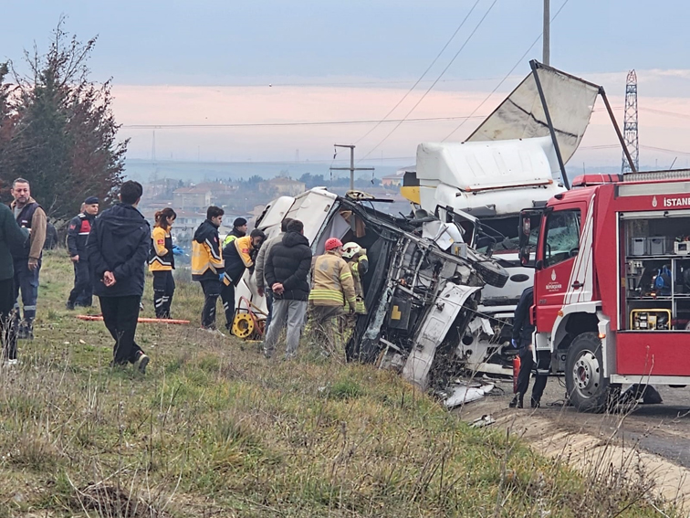 Silivri’de Öğrenci Servisi ile Kum Kamyonu Çarpıştı: 3 Yaralı