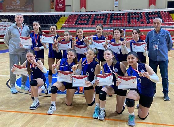 Silivri Çağrıbey Ortaokulu Yıldız Kızlar Voleybol Takımı yarı finalde