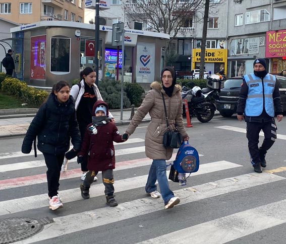 Silivri’de Zabıta Ekiplerinden öğrencilere güvenli geçiş desteği