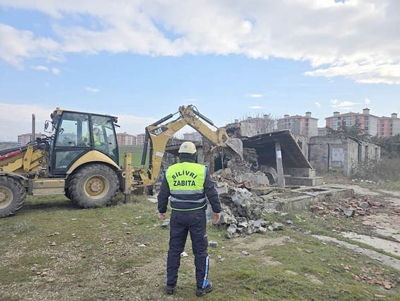 Silivri Belediyesi metruk yapılar yıkılıyor