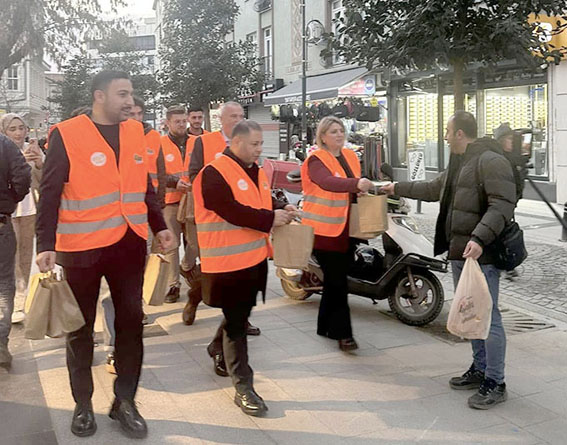 Silivri AK Parti Teşkilatı “İftara 5 Kala” vatandaşlara iftariyelik dağıttı