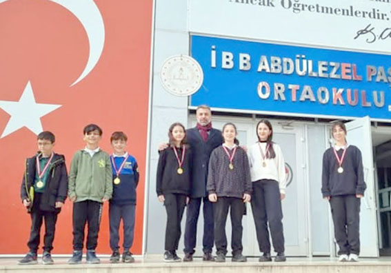 İBB Abdülezel Paşa Ortaokulu’nda başarılı ve örnek öğrenciler ödüllendirildi