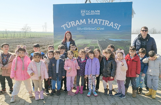 Geri dönüştürülebilir malzemelerden saksılar yaparak gül fideleri diktiler