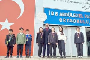 İBB Abdülezel Paşa Ortaokulu’nda başarılı ve örnek öğrenciler ödüllendirildi