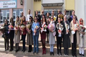 Silivri'de şiddetin karanlığına sevgi siperi: Ortaköy Sezin Öztaş İlkokulu’ndan 'Vefa' örneği! Silivri'de şiddetin karanlığına sevgi siperi: Ortaköy Sezin Öztaş İlkokulu’ndan 'Vefa' örneği!