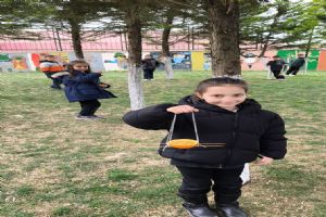 Silivri Gazitepeli öğrencilerden portakal kabuğundan kuşlara yem: Doğa dostu etkinlik Silivri Gazitepeli öğrencilerden portakal kabuğundan kuşlara yem: Doğa dostu etkinlik