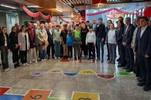 Silivri Ortaokulu’nda “Mor Salkın Sokağı Renkli Adımlar Kütüphanesi” açıldı Silivri Ortaokulu’nda “Mor Salkın Sokağı Renkli Adımlar Kütüphanesi” açıldı