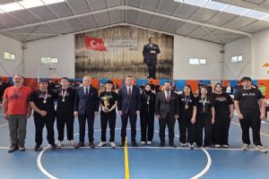 Silivr'de öğrencilere spor malzemesi desteği, başarılı sporculara ödül Silivr'de öğrencilere spor malzemesi desteği, başarılı sporculara ödül