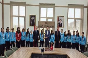 Türkiye Şampiyonu Hokeyciler Silivri Kaymakamı Toğan'ı ziyaret etti Türkiye Şampiyonu Hokeyciler Silivri Kaymakamı Toğan'ı ziyaret etti