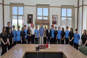 Silivri Ortaokulu'nun Şampiyon Halk Oyunları Ekibinden Kaymakam Toğan'a ziyaret Silivri Ortaokulu'nun Şampiyon Halk Oyunları Ekibinden Kaymakam Toğan'a ziyaret