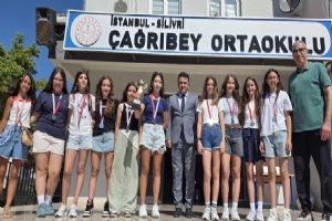 Silivri Çağrıbey Ortaokulu’ndan voleybolda çifte başarı elde etti Silivri Çağrıbey Ortaokulu’ndan voleybolda çifte başarı elde etti