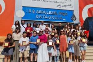 Silivri İBB Abdülezel Paşa İlk Ve Ortaokulu'nda başarılı öğrencilere plaket Silivri İBB Abdülezel Paşa İlk Ve Ortaokulu'nda başarılı öğrencilere plaket