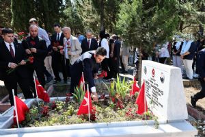 Silivri'de şehitler kabirleri başında dualarla anıldı Silivri'de şehitler kabirleri başında dualarla anıldı
