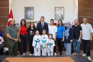 Silivri Taekwondo Ailesi’nden Seyda Dursun’a hayırlı olsun ziyareti Silivri Taekwondo Ailesi’nden Seyda Dursun’a hayırlı olsun ziyareti
