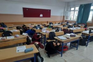 Silivri Çağrıbey Ortaokulu’nda deprem ve tahliye tatbikatı Silivri Çağrıbey Ortaokulu’nda deprem ve tahliye tatbikatı