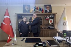 Silivri İYİ Parti İlçe Başkanı Mert Erişken, Müjdat Uzunoğlu'na rozet taktı Silivri İYİ Parti İlçe Başkanı Mert Erişken, Müjdat Uzunoğlu'na rozet taktı
