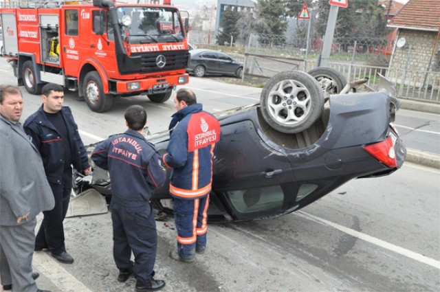 TRAFİKTE AŞIRI HIZ VE DİKKATSİZLİĞİN BEDELİ AĞIR OLUYOR