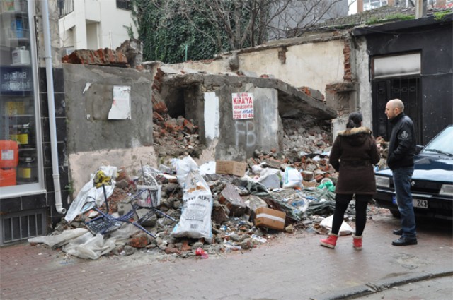 Metruk bina 3 ayda yıkıldı, molozlar hala kaldırılmayı bekliyor