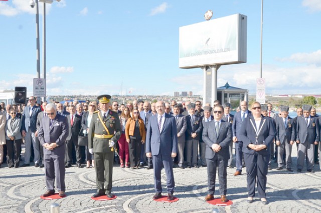 Atatürk Anıtı’na çelenkler sunuldu