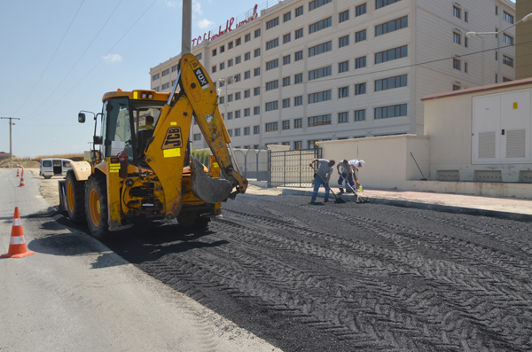 Belediye üniversitenin yol ve kaldırımlarını yapıyor