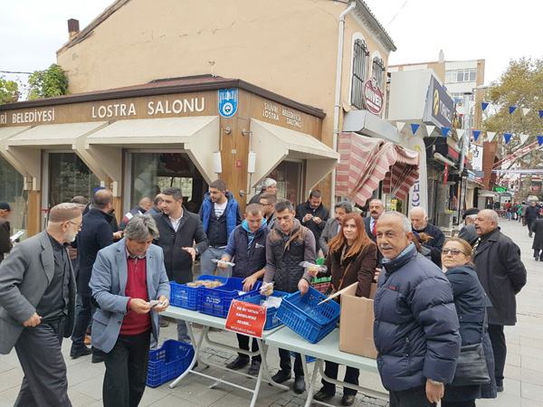 MHP’den Aşure ikramı