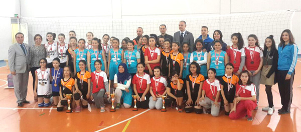 Voleybol birincileri ödüllendirildi