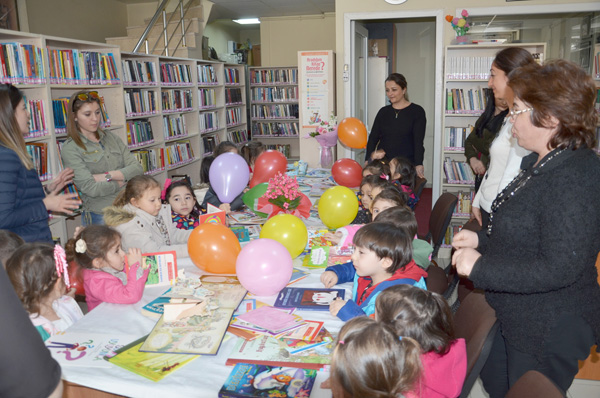 Çizgi öğrencileri kitaplar dünyasında