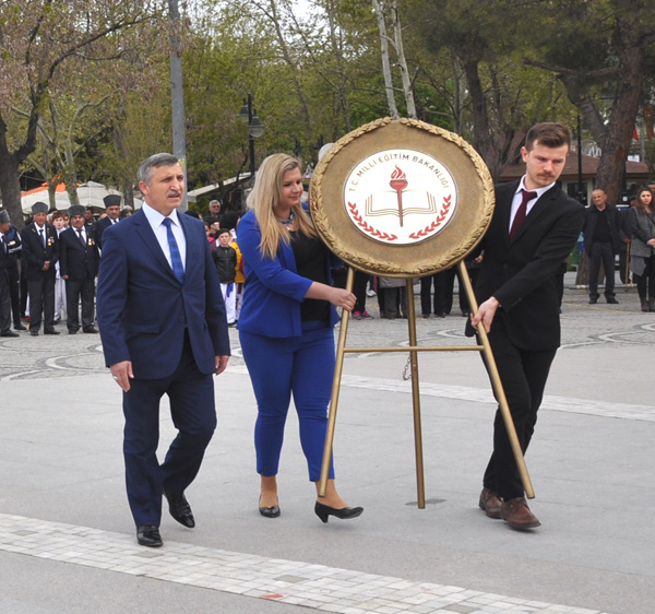 Ay, Atamızın huzuruna çelenk sundu