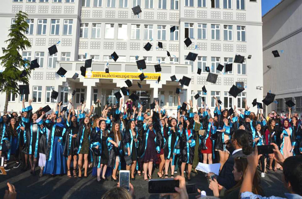 Şerife Baldöktü Lisesi 34. dönem mezunlarını uğurladı