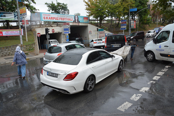 Yağmur trafiği olumsuz etkiledi