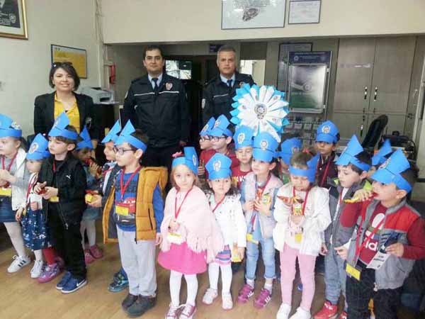 Üstünel öğrencileri, polisleri yalnız bırakmadı