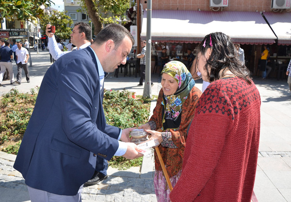 Bozoğlu, aşure dağıtıp esnafları gezdi