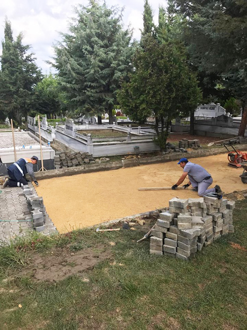 Yeni Mezarlıkta parke taşı uygulaması