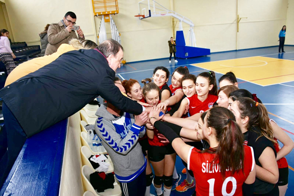 Genç sporculara başarı diledi