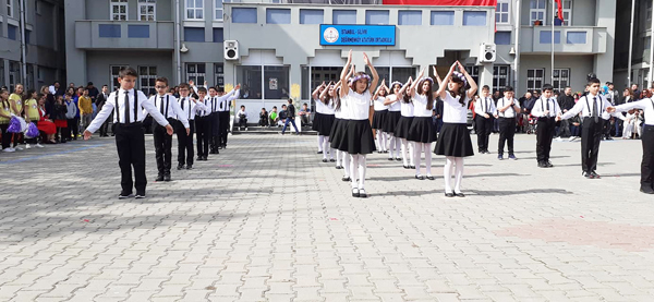 Değirmenköylü öğrencilerden 23 Nisan’a renkli kutlama