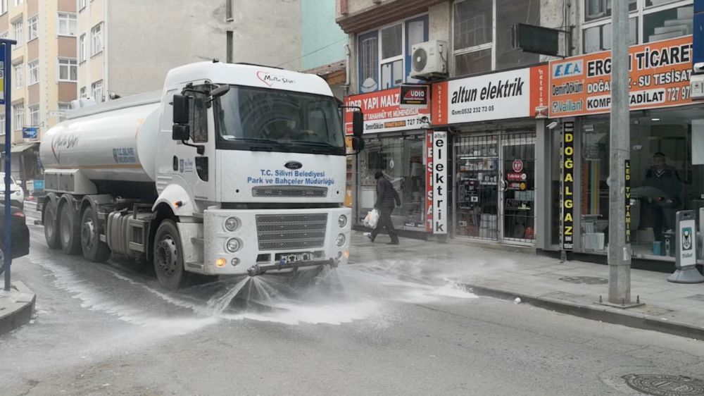 Silivri’de tüm cadde ve meydanlar dezenfektanlı su ile yıkanıyor