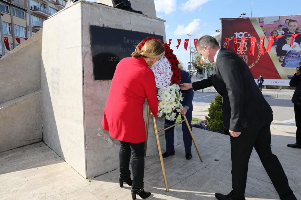 Atatürk Anıtı'na ulusal egemenliğimizin 100. yıl çelengi sunuldu