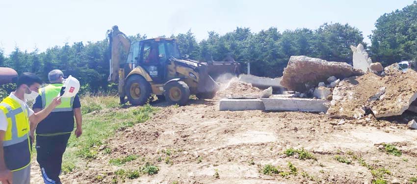 Çayırdere mahallesinde kaçak yapılar yıkıldı