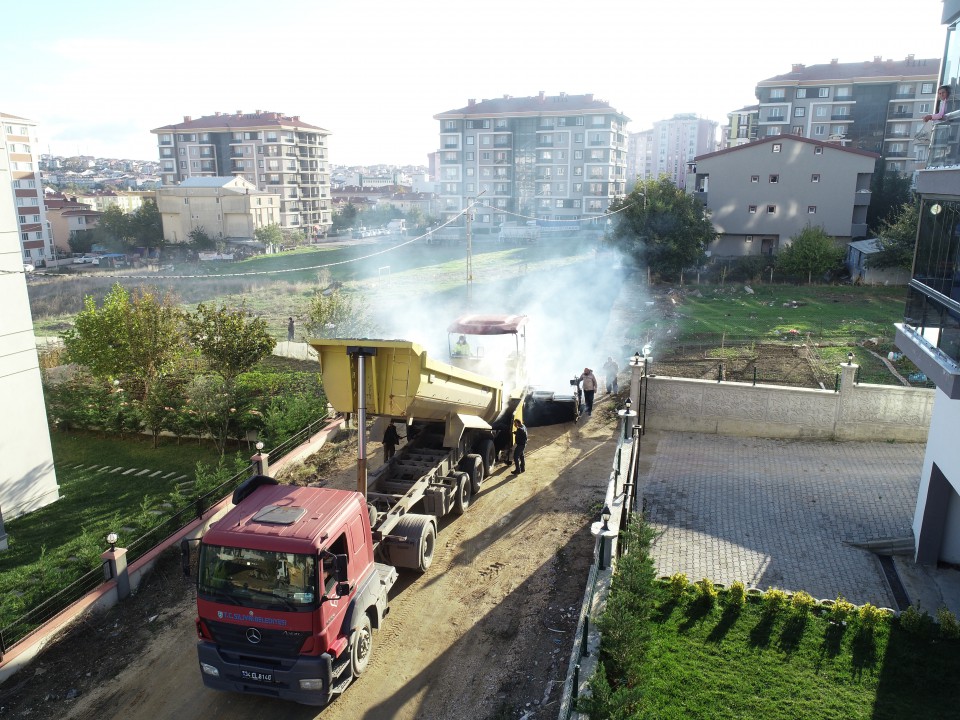 Cadde ve sokaklar asfaltla buluşmaya devam ediyor