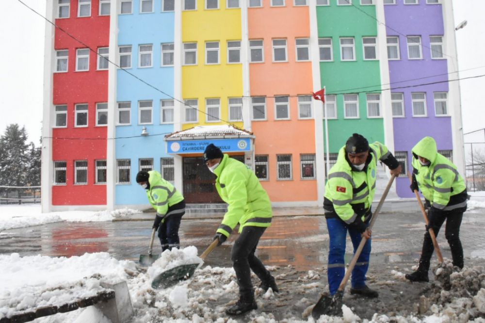 Okul bahçeleri öğrenciler için temizlendi