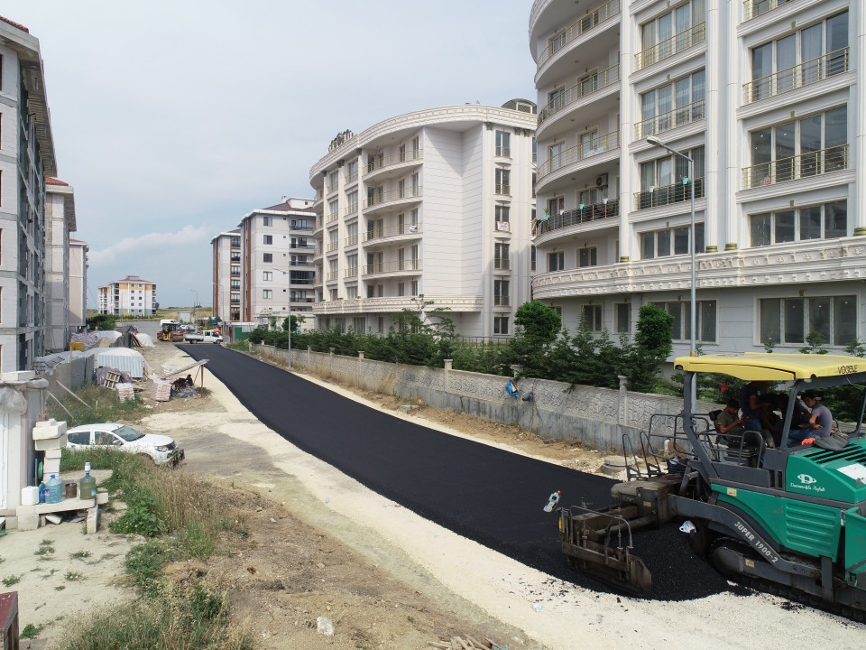 Silivri Belediyesinin asfalt mesaisi devam ediyor