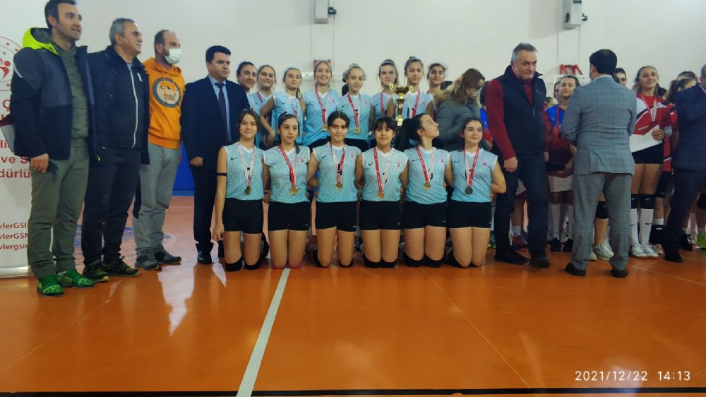 Çağrıbey Yıldız Kızlar Voleybol Takımı İstanbul şampiyonu